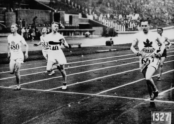 Percy Williams of Canada (right) competing in the VIIIth Summer Olympic Games / Percy Williams (à droite), du Canada, en train de participer aux VIIIe Jeux Olympiques d